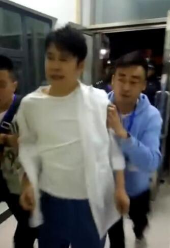 网友爆料徐某被抓了视频,徐某被抓，视频曝光引发热议