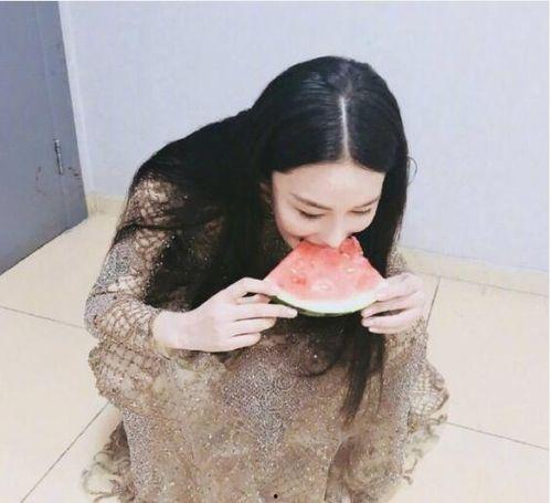 网红小雪吃瓜照片大全视频