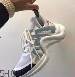 侃爷爆料卖假鞋视频,揭秘网红带货背后的惊人真相